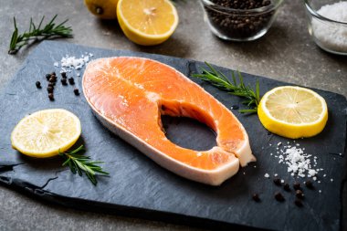 İçinde malzeme olan taze çiğ somon filetosu bifteği.