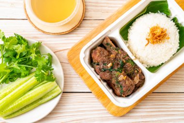 Fırında domuz pirzolası ve sos.