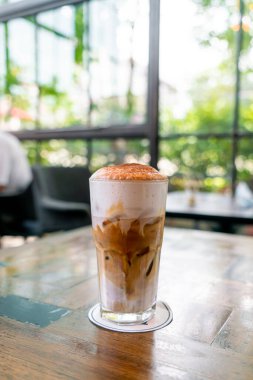 Kahve dükkanında buzlu cappuccino kahve.