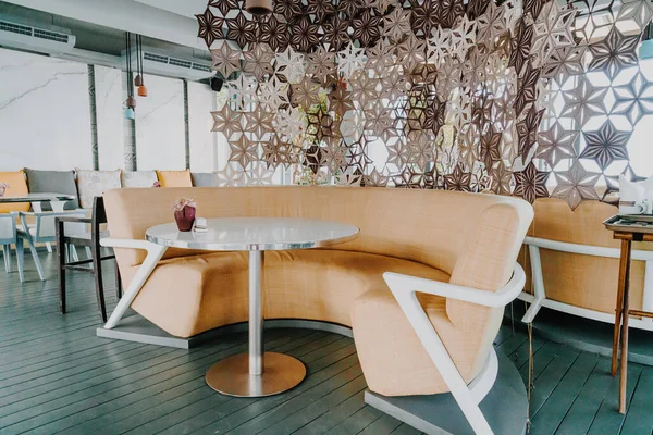 Άδεια Καρέκλα Και Τραπέζι Στο Εστιατόριο Cafe — Φωτογραφία Αρχείου