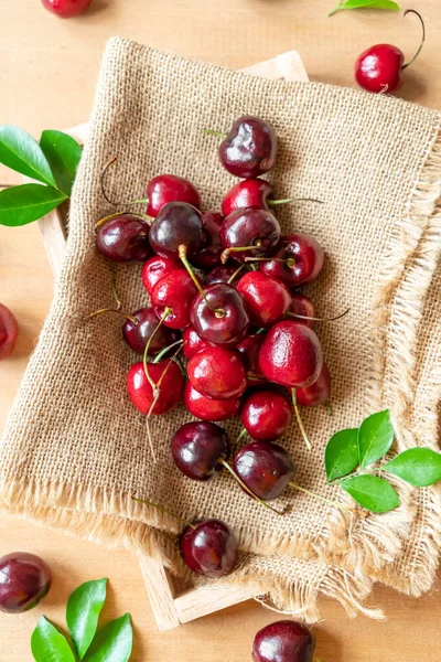 Cerezas Frescas Cuenco Sobre Fondo Madera —  Fotos de Stock