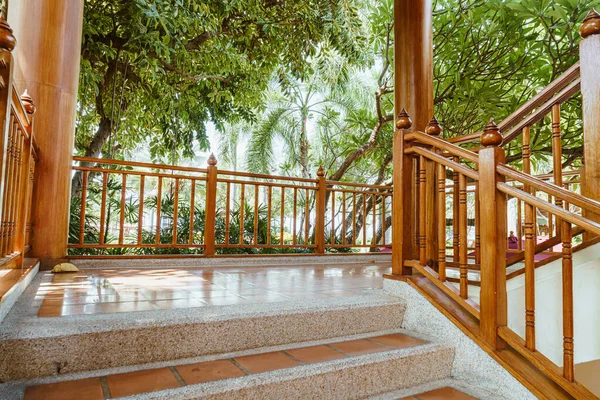 Пустая Лестница Деревянными Перилами — стоковое фото