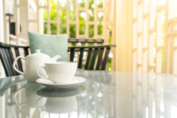 Чашка Белого Чая Чайником Столе — стоковое фото