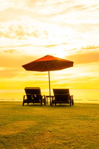 Paraguas Con Silla Con Fondo Playa Mar Salida Del Sol —  Fotos de Stock