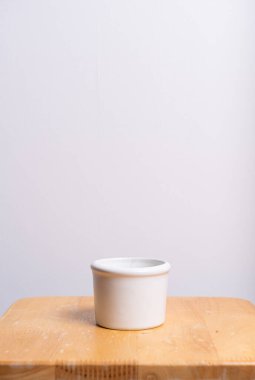 boş ve güzel kil saksı ahşap masada