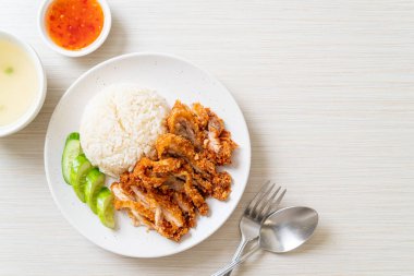 Kızarmış tavuklu Çin tavuğu pilavı ya da kızarmış tavuklu pilav çorbası. Asya usulü.