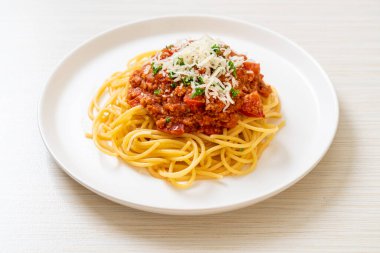 Spagetti bolonez domuz eti ya da kıymalı domates soslu spagetti İtalyan yemeği tarzı.