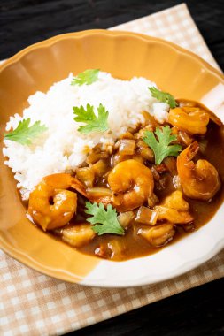 Köri soslu karides ve pilav.