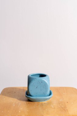 boş ve güzel kil saksı ahşap masada