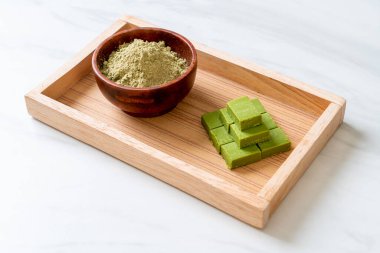 Taze ve yumuşak kibrit, yeşil çay tozlu yeşil çikolata.