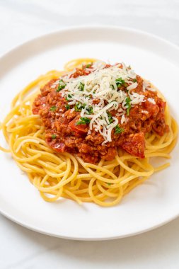 Spagetti bolonez domuz eti ya da kıymalı domates soslu spagetti İtalyan yemeği tarzı.