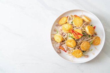 Kızarmış fasulye filizi, yumurtalı tofu ve kıymalı domuz eti, Asya usulü.