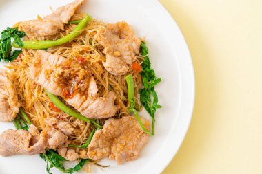 Kızarmış pirinç vermicelli ve domuz etli mimoza Asya usulü.