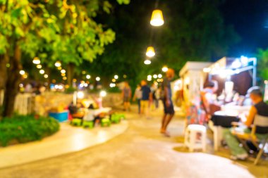 Özet olarak, arka plan için soyut bulanık ve odaksız gece sokağı pazarı