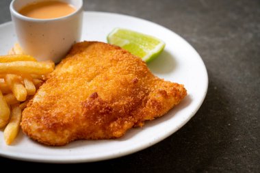 Kızarmış balık ve patates cipsi.