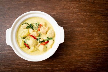 Kıymalı yeşil köri çorbası ve kasede köfte. Asya usulü.