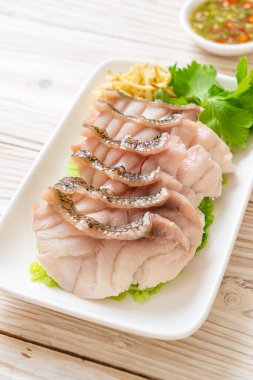 Baharatlı deniz ürünleri soslu buğulanmış balık.