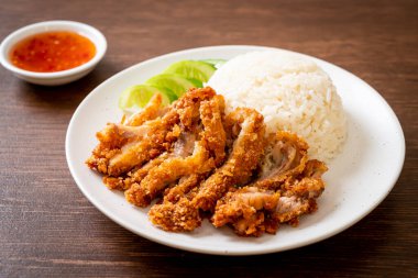 Kızarmış tavuklu Çin tavuğu pilavı ya da kızarmış tavuklu pilav çorbası. Asya usulü.