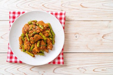 Kızarmış domuz ve fasulyeli kırmızı köri ezmesi. Asya usulü.