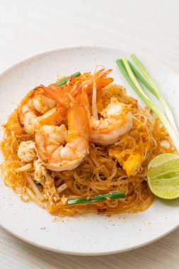 Vermicelli Pad Thai veya Tayland usulü karidesli kızartılmış vermicelli.