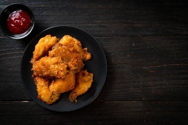 Ketçaplı kızarmış tavuk kanadı - sağlıksız yemek.