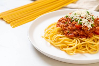 Spagetti bolonez domuz eti ya da kıymalı domates soslu spagetti İtalyan yemeği tarzı.