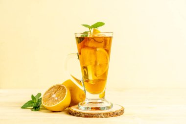 Bir bardak naneli buzlu limon çayı.