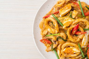 Kızarmış kalamar ya da ahtapotu tuzlu yumurtayla karıştırın - Asya yemeği tarzı