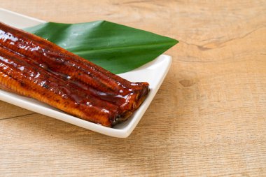 Izgara yılan balığı ya da soslu ızgara unagi (Kabayaki) - Japon yemeği..