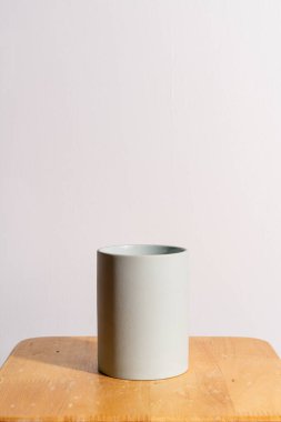 boş ve güzel kil saksı ahşap masada