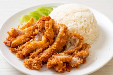 Kızarmış tavuklu Çin tavuğu pilavı ya da kızarmış tavuklu pilav çorbası. Asya usulü.