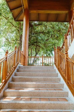 Tahta tırabzanla boş merdiven basamağı