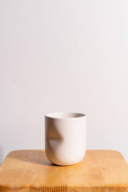 boş ve güzel kil saksı ahşap masada