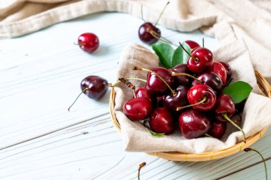 Ahşap arka planda taze kirazlar