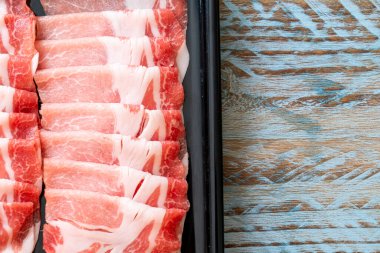 Dilimlenmiş taze domuz filetosu.