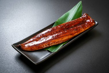 Izgara yılan balığı ya da soslu ızgara unagi (Kabayaki) - Japon yemeği..