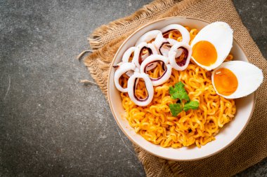 Mürekkep balığı ya da ahtapot kaseli tuzlu erişte.