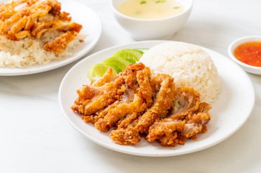 Kızarmış tavuklu Çin tavuğu pilavı ya da kızarmış tavuklu pilav çorbası. Asya usulü.