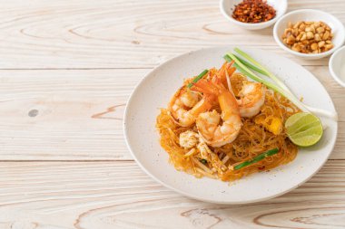 Vermicelli Pad Thai veya Tayland usulü karidesli kızartılmış vermicelli.