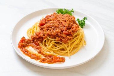 Spagetti bolonez domuz eti ya da kıymalı domates soslu spagetti İtalyan yemeği tarzı.