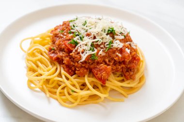Spagetti bolonez domuz eti ya da kıymalı domates soslu spagetti İtalyan yemeği tarzı.