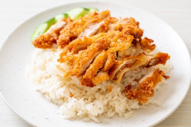 Kızarmış tavuklu Çin tavuğu pilavı ya da kızarmış tavuklu pilav çorbası. Asya usulü.