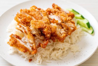 Kızarmış tavuklu Çin tavuğu pilavı ya da kızarmış tavuklu pilav çorbası. Asya usulü.