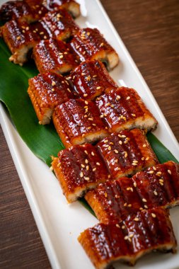 Dilimlenmiş yılan balığı ya da soslu ızgara unagi (Kabayaki) - Japon yemeği tarzı.