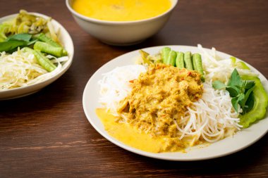 Tayland Pirinç Eriştesi ve Yengeç Körisi ve Çeşitli Sebzeler Tayland yerel güney yemekleri