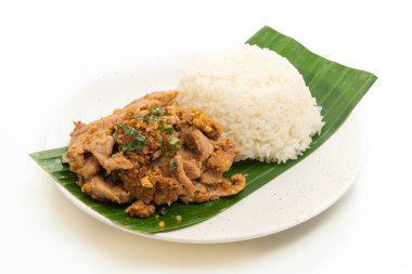 Izgara domuz etli pilav ve beyaz arka planda izole edilmiş bitki.