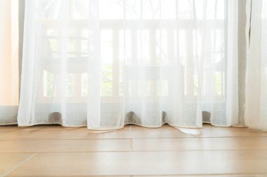 pencere ve güneş ışığıyla perde