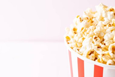 Tahta arka planda kovada patlamış mısır.