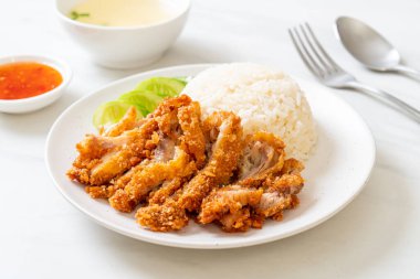 Kızarmış tavuklu Çin tavuğu pilavı ya da kızarmış tavuklu pilav çorbası. Asya usulü.