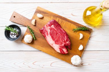 Taze çiğ biftek veya çiğ et.